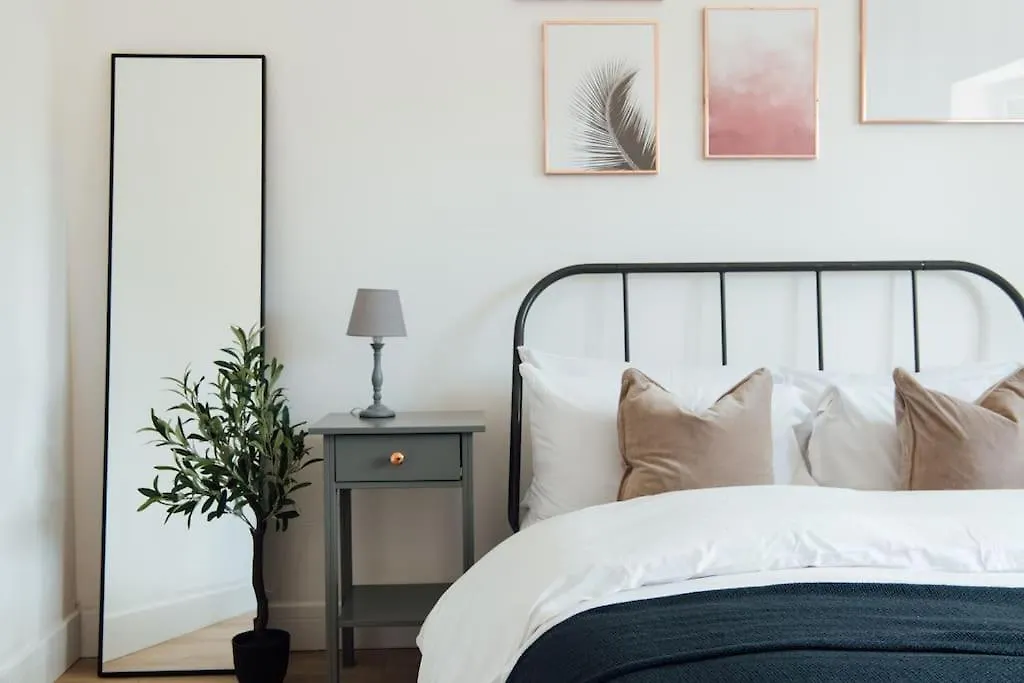 Stylish 2 Bedroom Flat In Ilford, London contacts